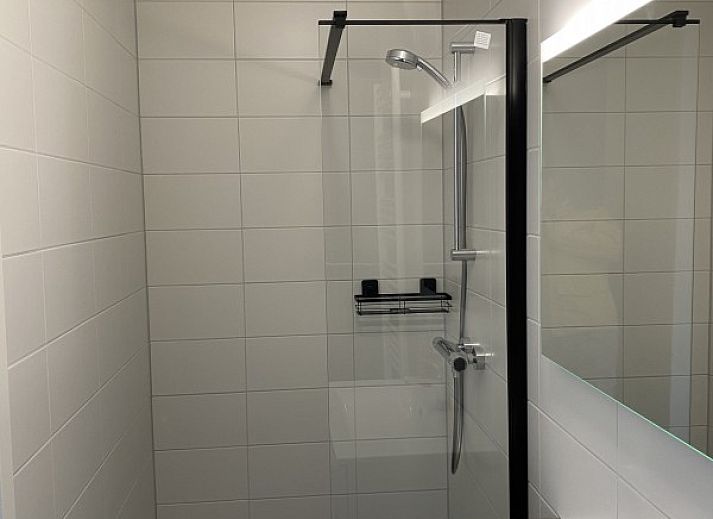 Zufahrtsstrasse zu Nesserduinen 42E, Ferienhaus in Nes, Ameland, umgeben von gruener Natur.