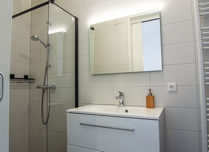 Stilvolles Wohnzimmer von Nesserduinen 42E, Ferienhaus in Nes, Ameland mit moderner Einrichtung.