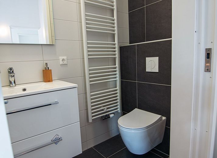 Stilvolles Wohnzimmer von Nesserduinen 42E, Ferienhaus in Nes, Ameland mit moderner Einrichtung.