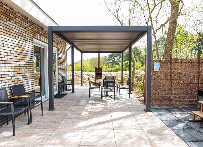 Stilvolles Wohnzimmer von Nesserduinen 42E, Ferienhaus in Nes, Ameland mit moderner Einrichtung.