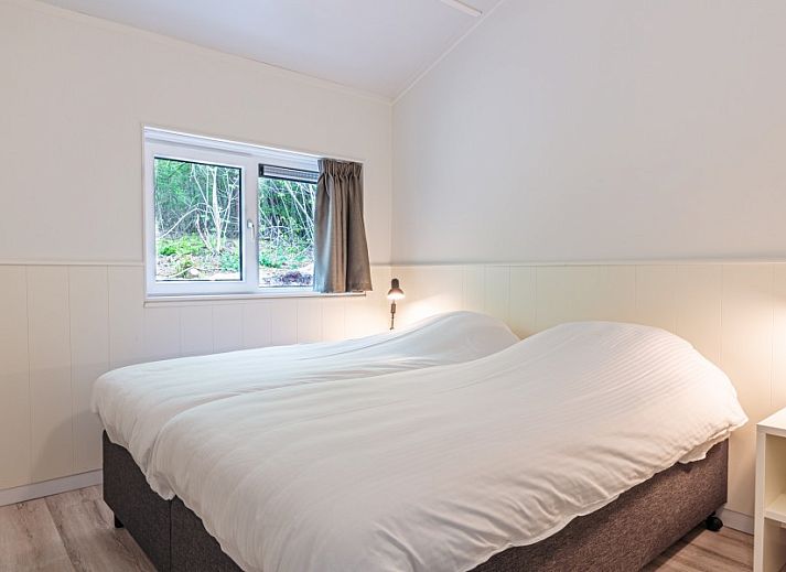 Ruime keuken in vakantiehuis Nesserduinen 42A, Nes, Ameland met eettafel en stijlvolle verlichting.