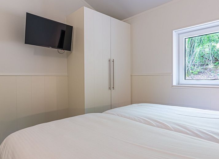 Ruime keuken in vakantiehuis Nesserduinen 42A, Nes, Ameland met eettafel en stijlvolle verlichting.