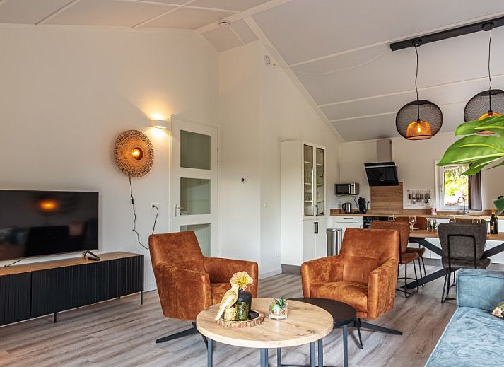 Stylish living room of Nesserduinen 42C in Nes, Ameland. Vacation home with modern furnishings and garden views.