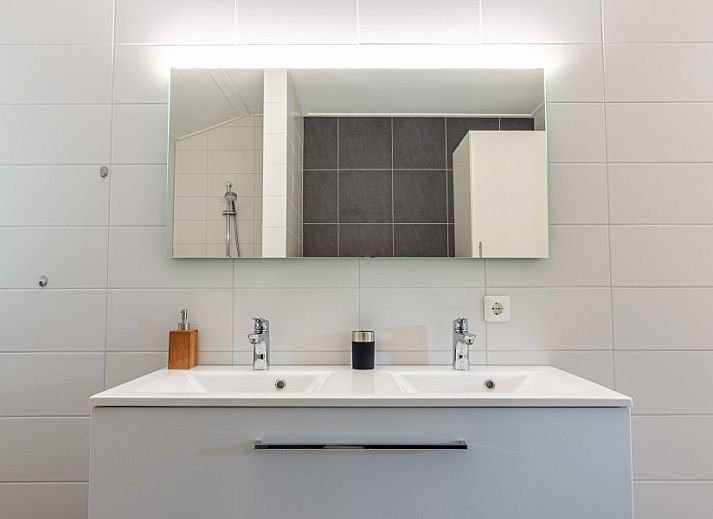 Cozy eat-in kitchen in Nesserduinen 42C, Nes, Ameland. Vacation home with fully equipped kitchen on the Wadden Islands.