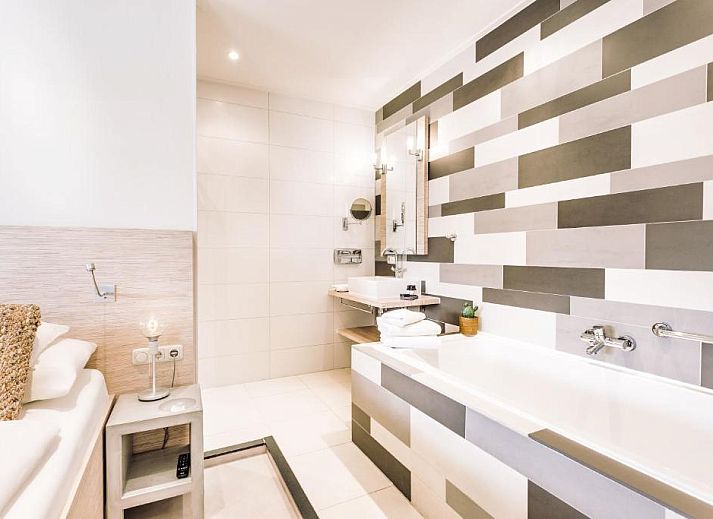 Luxurioeses Schlafzimmer im Logement Zee van Tijd, Nes, Ameland mit modernem Badezimmer.