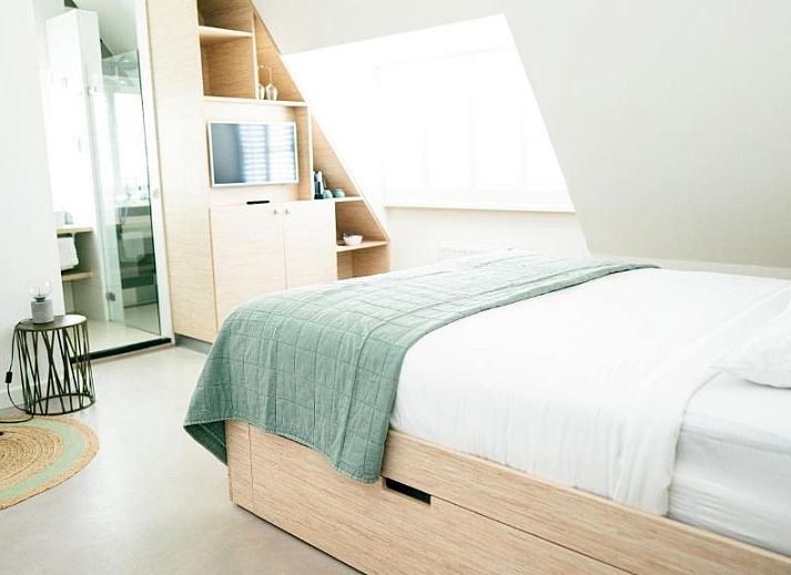 Luxurioeses Schlafzimmer im Logement Zee van Tijd, Nes, Ameland mit modernem Badezimmer.