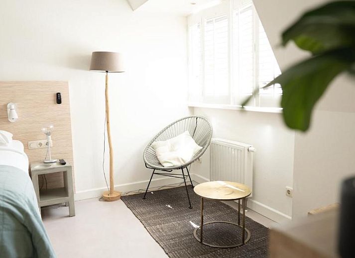 Luxurioeses Schlafzimmer im Logement Zee van Tijd, Nes, Ameland mit modernem Badezimmer.