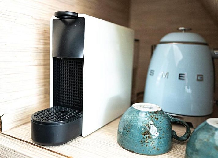 Stilvolles Badezimmer im Logement Zee van Tijd, Nes, Ameland mit Regendusche.