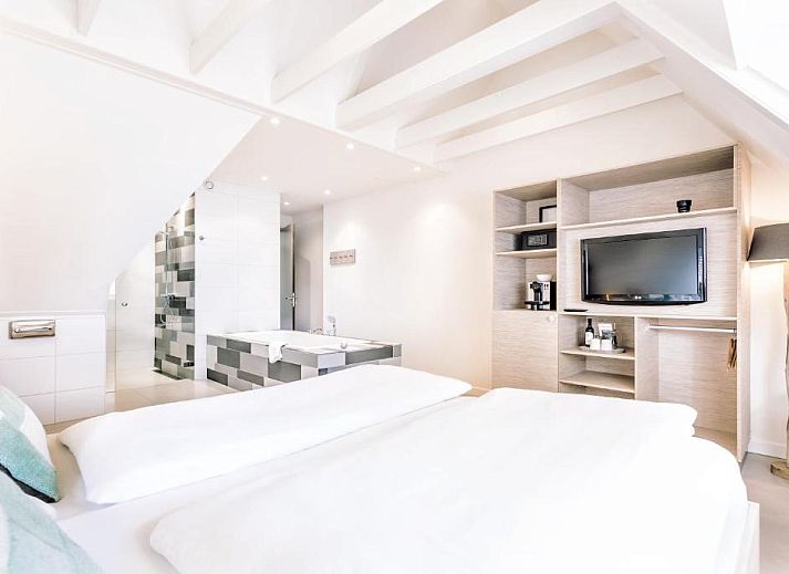 Stilvolles Badezimmer im Logement Zee van Tijd, Nes, Ameland mit Regendusche.