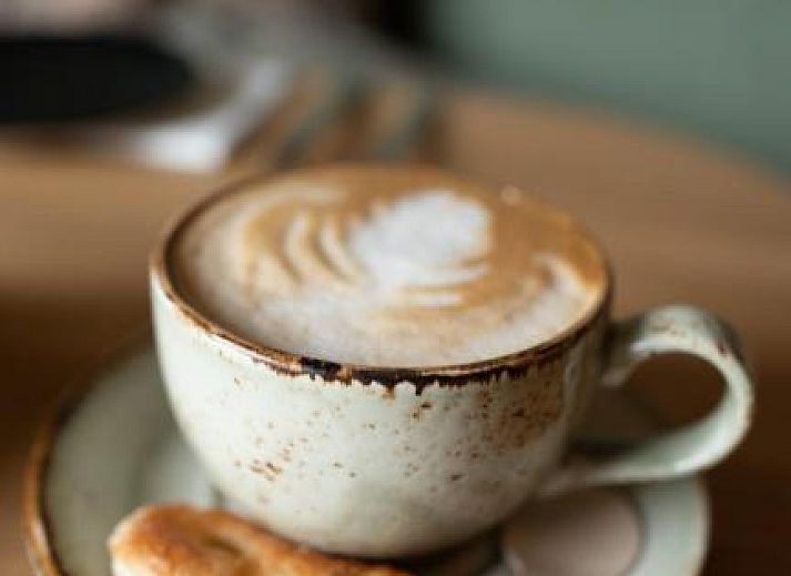 Stilvolles Badezimmer im Logement Zee van Tijd, Nes, Ameland mit Regendusche.