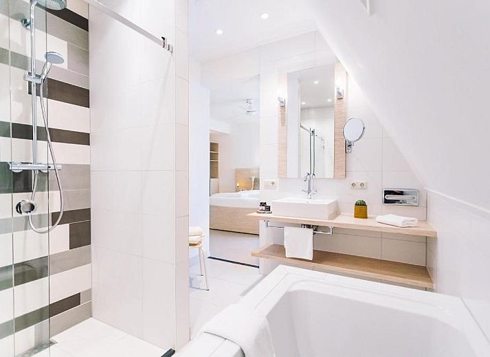 Gemuetliches Esszimmer im Logement Zee van Tijd, Nes, Ameland mit moderner Einrichtung.