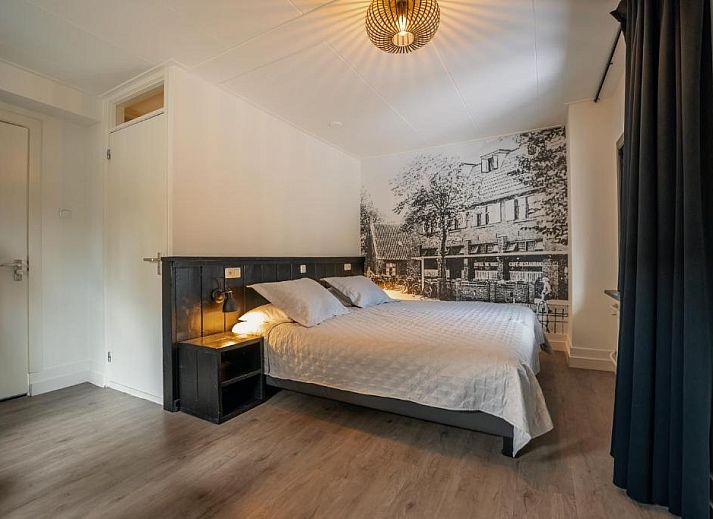 Aussenansicht des Hotel Restaurant de Jong in Nes, Ameland, mit Sonnenterrasse.