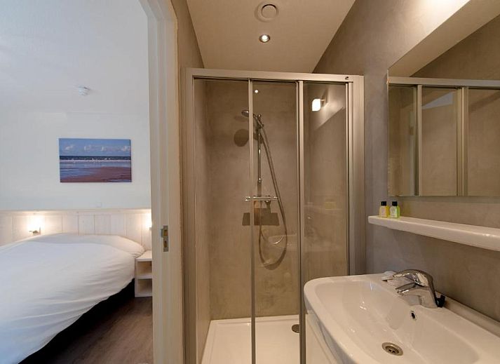 Aussenansicht des Hotel Restaurant de Jong in Nes, Ameland, mit Sonnenterrasse.