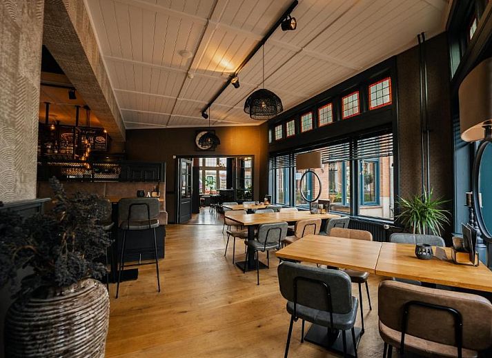 Aussenansicht des Hotel Restaurant de Jong in Nes, Ameland, mit Sonnenterrasse.