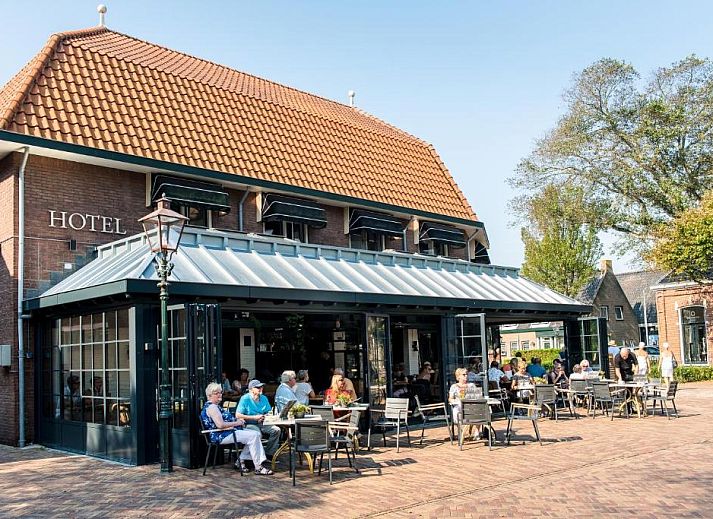 Aussenansicht des Hotel Restaurant de Jong in Nes, Ameland, mit Sonnenterrasse.