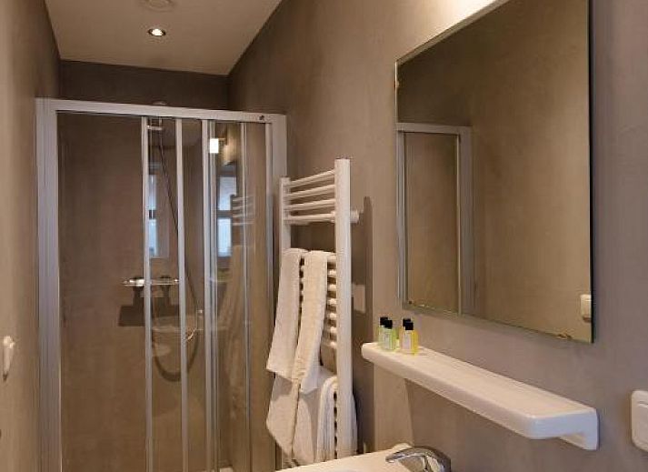 Gemuetliches Zimmer im Hotel Restaurant de Jong, Nes, Ameland mit Kunst an der Wand.