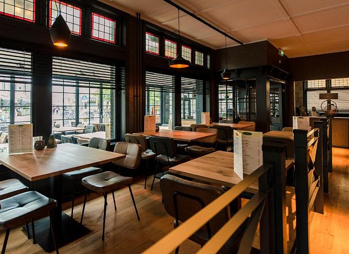 Gemuetliches Zimmer im Hotel Restaurant de Jong, Nes, Ameland mit Kunst an der Wand.