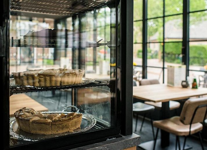 Gemuetliches Zimmer im Hotel Restaurant de Jong, Nes, Ameland mit Kunst an der Wand.