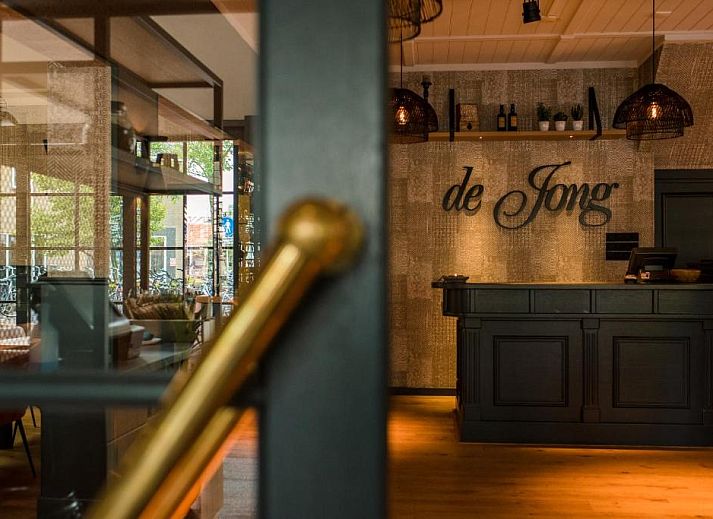 Modernes Badezimmer mit Dusche im Hotel Restaurant de Jong, Ferienunterkunft in Nes, Ameland.