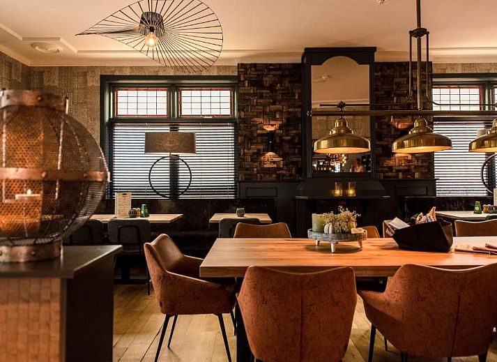 Modernes Badezimmer mit Dusche im Hotel Restaurant de Jong, Ferienunterkunft in Nes, Ameland.