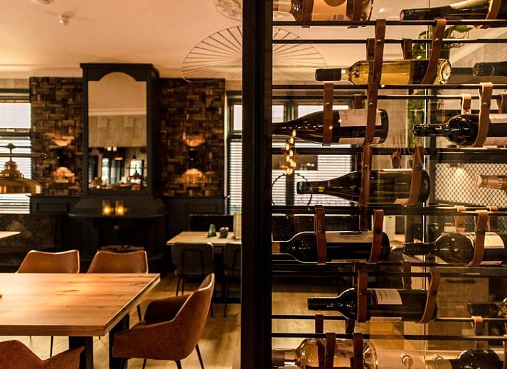 Modernes Badezimmer mit Dusche im Hotel Restaurant de Jong, Ferienunterkunft in Nes, Ameland.