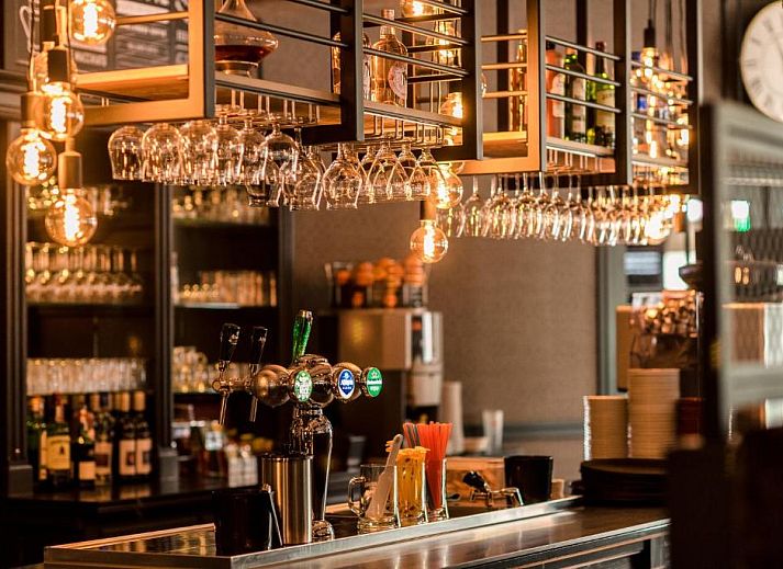 Modernes Badezimmer mit Dusche im Hotel Restaurant de Jong, Ferienunterkunft in Nes, Ameland.