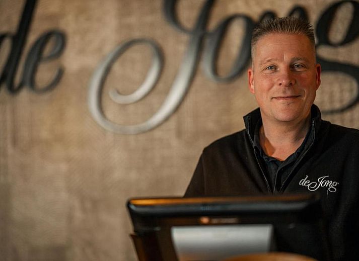 Stilvoll eingerichteter Speisesaal im Hotel Restaurant de Jong, Nes, Ameland.