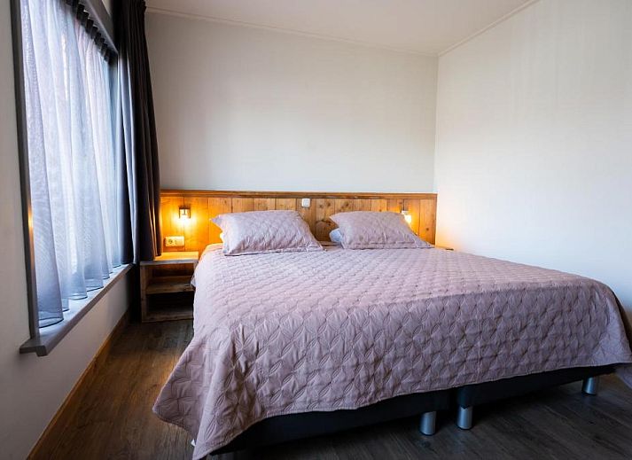 Helles und geraeumiges Zimmer im Hotel Restaurant de Jong, Nes, Ameland.