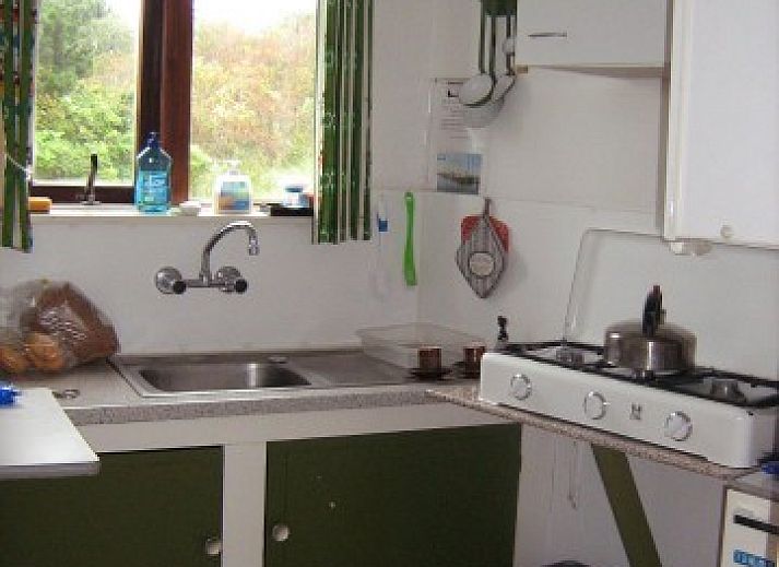 De Vijfhoek vakantiehuis met rieten dak in Nes, Ameland, omgeven door natuur.