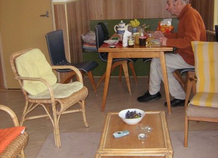 De Vijfhoek vakantiehuis met rieten dak in Nes, Ameland, omgeven door natuur.