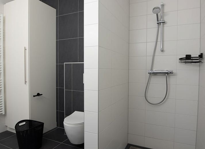 Moderne Kueche im Ferienhaus in Nes, Ameland, komplett ausgestattet fuer einen komfortablen Aufenthalt.