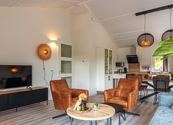 Moderne Kueche im Ferienhaus in Nes, Ameland, komplett ausgestattet fuer einen komfortablen Aufenthalt.