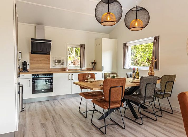 Geraeumige Terrasse im Ferienhaus in Nes, Ameland, ideal zum Entspannen in der Natur der Watteninseln.