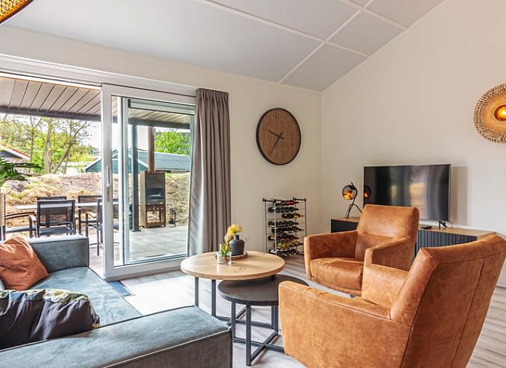 Geraeumige Terrasse im Ferienhaus in Nes, Ameland, ideal zum Entspannen in der Natur der Watteninseln.