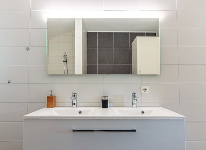 Moderne Kueche im Ferienhaus in Nes, Ameland, ideal fuer gemuetliche Mahlzeiten waehrend Ihres Aufenthalts auf den Watteninseln.