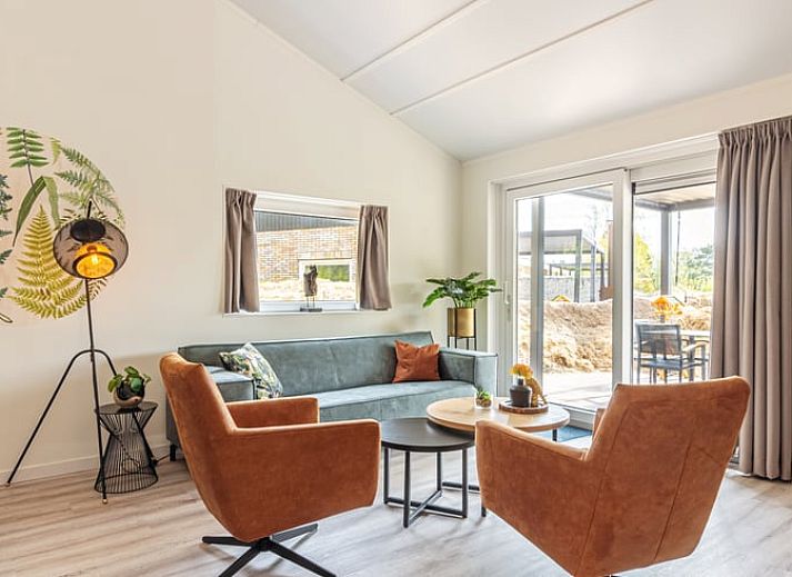 Moderne Kueche im Ferienhaus in Nes, Ameland, ideal fuer gemuetliche Mahlzeiten waehrend Ihres Aufenthalts auf den Watteninseln.