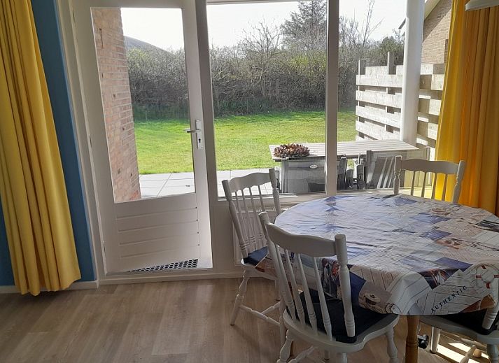 Geertje-Aaltje bungalow in Nes, Ameland with green garden and terrace for relaxation.