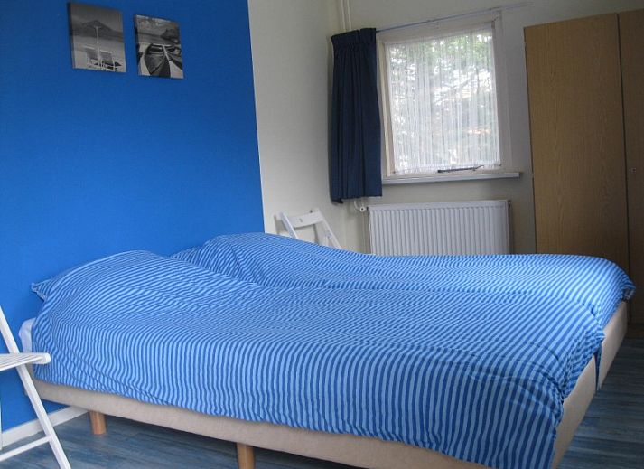 Geertje-Aaltje bungalow in Nes, Ameland with green garden and terrace for relaxation.