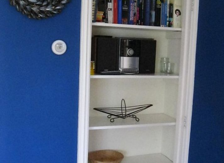 Cozy living room in Geertje-Aaltje vacation home, Nes, Ameland with comfortable seating area.