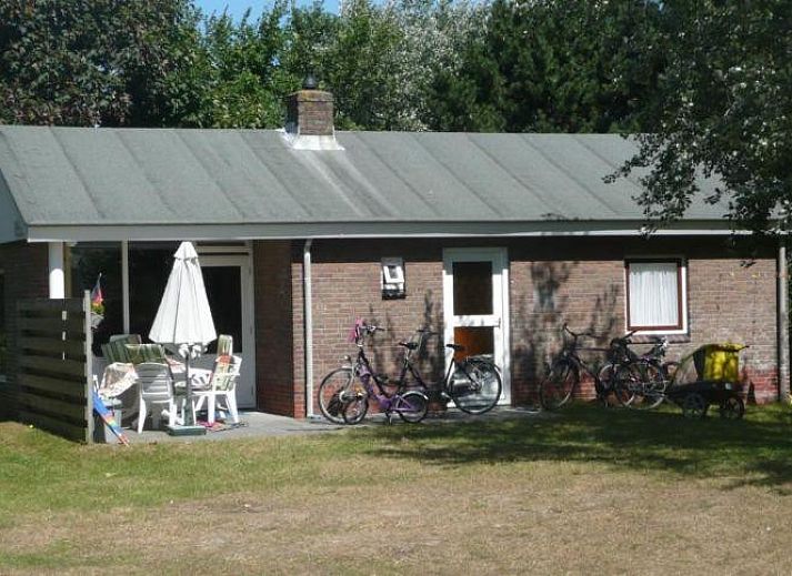 Modern kitchen in Geertje-Aaltje bungalow, Nes, Ameland with all amenities.