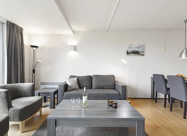 Gezellige woonkamer in Ameland State appartement in Nes, Ameland, met uitzicht op de natuur.