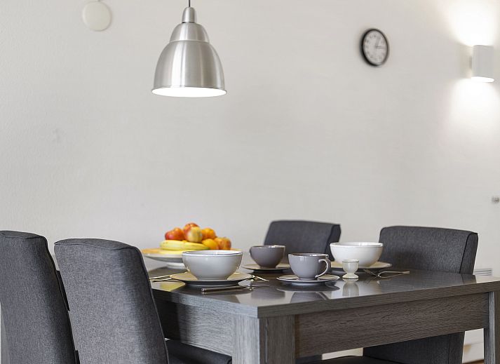 Gezellige woonkamer in Ameland State appartement in Nes, Ameland, met uitzicht op de natuur.