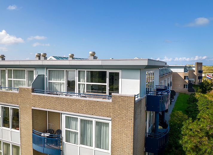 Balkon van Ameland State 2-persoons appartement in Nes, Ameland, met uitzicht op de groene omgeving.