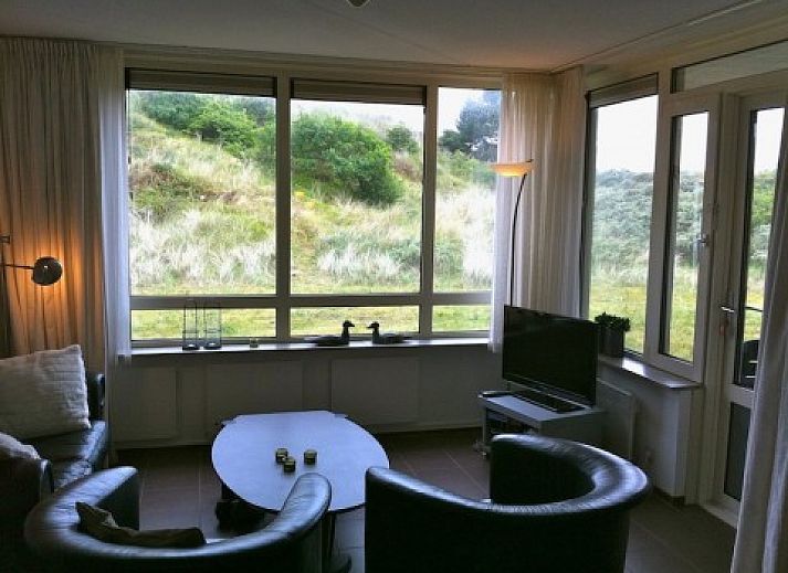 Blick vom Wohnzimmer Duinrust Nes Ameland mit Duenenlandschaft.