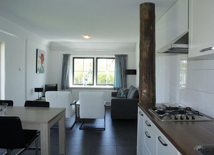 Veranda bij appartementenboerderij de Jong in Nes, Ameland, met comfortabele zitplek.