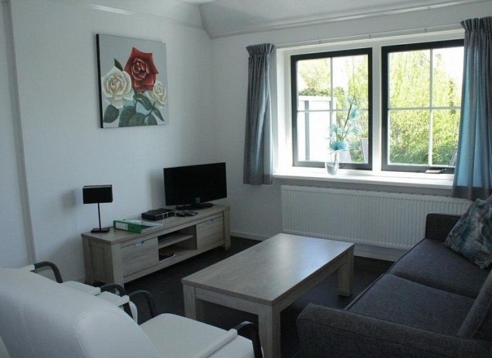 Veranda bij appartementenboerderij de Jong in Nes, Ameland, met comfortabele zitplek.