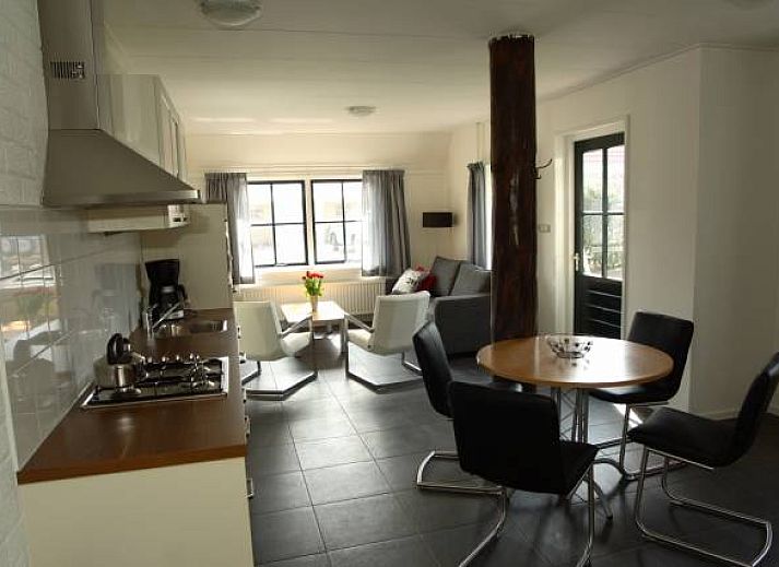 Veranda bij appartementenboerderij de Jong in Nes, Ameland, met comfortabele zitplek.
