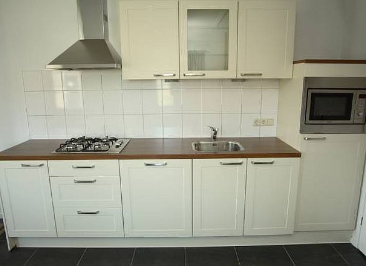 Veranda bij appartementenboerderij de Jong in Nes, Ameland, met comfortabele zitplek.