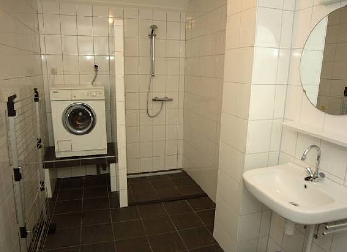 Ruime keuken en woonkamer in appartementenboerderij de Jong, Nes, Ameland.