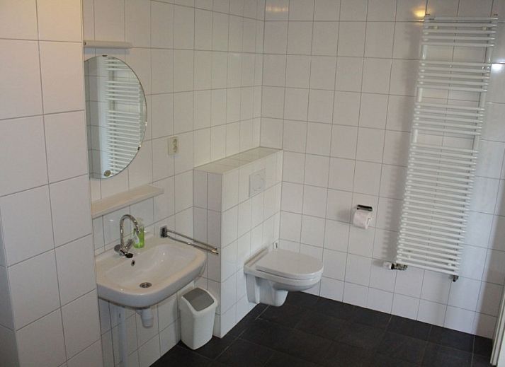 Ruime keuken en woonkamer in appartementenboerderij de Jong, Nes, Ameland.